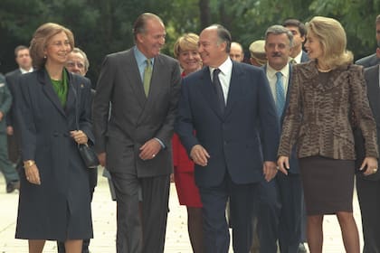 Los entonces reyes de España, Sofía y Juan Carlos, junto al Aga Khan y Begum Inaara durante un evento en la Fundación Legado Andaluz, en
octubre de 1998.