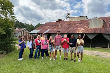 Los entornos naturales, las casas de madera y las ciudades semidestruidas construyeron la estética del apocalipsis