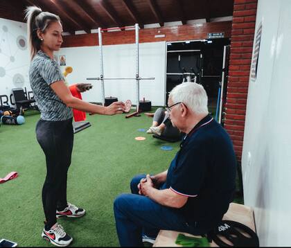 Los entrenadores de los gimnasios cerebrales son psicólogos, neurólogos y profesores de educación física capacitados en el área