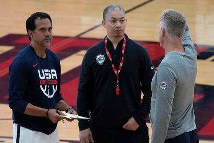 Los entrenadores Erik Spoelstra del Heat de Miami, Tyronn Lue de los Clippers de Los Ángeles, y Steve Kerr de los Warriors de Golden State