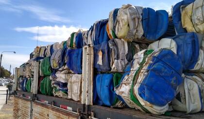 Los envases plásticos, ya lavados, son compactados y enviados al operador habilitado para realizar el reciclaje