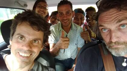 Los enviados de La Nacion con los caminantes venezolanos en la frontera de Colombia