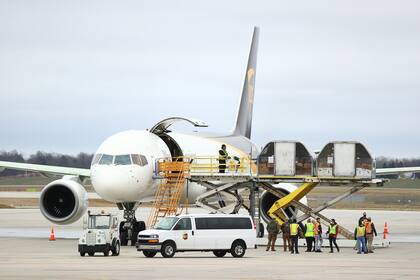 Los envíos de la vacuna de Pfizer y BioNTech contra el coronavirus se cargan en un avión de UPS el 13 de diciembre de 2020 en Lansing, Michigan.