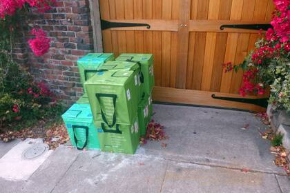 Los envíos se dejan en la puerta y nadie los hurta.