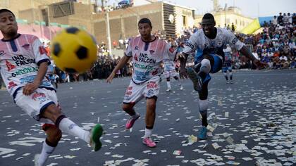 Los equipos de "Purito Barrios Altos" y "Ají San Cosme" juegan la final del campeonato de fútbol callejero el Porvenir en Lima, Perú