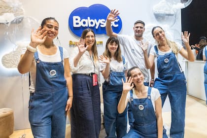 Los equipos de Babysec y ASDRA trabajando juntos en la Expo Ahora Mamá.