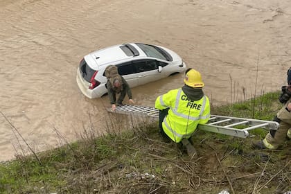 Los equipos de emergencia de California rescataron a personas atrapadas en autos o viviendas inundadas