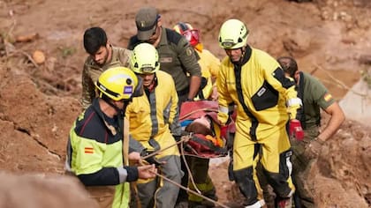 Los equipos de emergencia han ayudado a rescatar a los heridos
