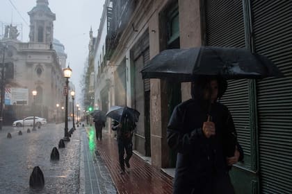 Los equipos de emergencia porteños mantenían esta tarde desplegado un protocolo de alerta amarilla ante el fuerte temporal de lluvia que afecta a toda el Área Metropolitana de Buenos Aires (AMBA)