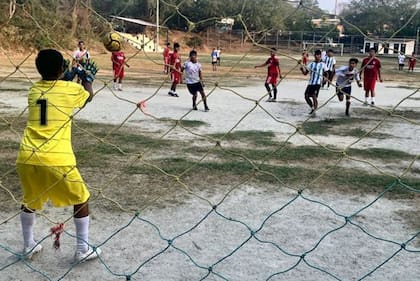 Los equipos de fútbol de las colonias Credisa y San José, ambas del mismo municipio de Soyapango, se enfrentaron por primera vez tras años sin poder moverse entre barrios de manera segura.
