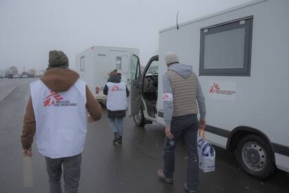 Los equipos de MSF cuentan con unidades médicas móviles en territorio ucraniano para proporcionar atención a los desplazados que están cruzando las fronteras