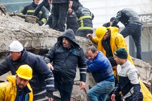  Los equipos de rescate buscan a personas atrapadas bajo edificios destruidos tras el terremoto que sacudió Gaziantep, Turquía. 