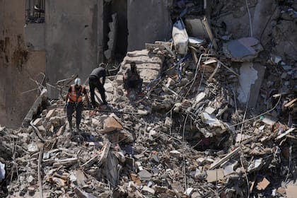 Los equipos de rescate buscan entre los escombros de un edificio que fue destruido por un ataque aéreo israelí el día anterior, en Dahiyeh, en los suburbios del sur de Beirut, Líbano, el jueves 7 de mayo de 2026. (Foto AP/Bilal Hussein)