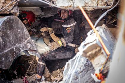 Los equipos de rescate buscan sobrevivientes en una casa derrumbada en Moulay Brahim, provincia de Al Haouz, el 9 de septiembre de 2023, después del terremoto
