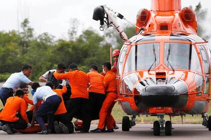 Los equipos de rescate centran sus esfuerzos en encontrar los cuerpos de los pasajeros y tripulantes