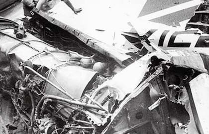 Los equipos de rescate e investigadores encontraron restos dispersos en varios kilómetros de montaña, algo que confirmó que la aeronave se había desintegrado en el aire antes de impactar contra el terreno