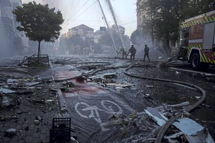 Los equipos de rescate extinguieron el incendio de una vivienda gravemente dañada por un ataque ruso en Kiev, Ucrania, el jueves 10 de julio de 2025.