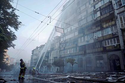 Los equipos de rescate extinguieron el incendio de una vivienda gravemente dañada por un ataque ruso en Kiev, Ucrania, el jueves 10 de julio de 2025.