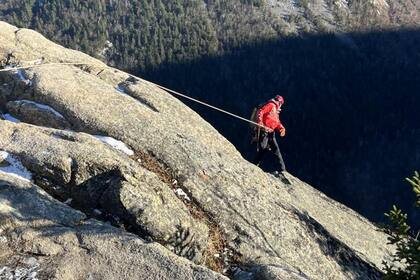 Los equipos de rescate tuvieron que hacer rappel para llegar al lugar donde estaba el excursionista