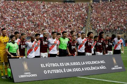 Los equipos de River y Flamengo posan juntos en el estadio Nacional de Lima, Perú, en la final de la Copa Libertadores 2019: con la victoria carioca empezó un ciclo de cinco títulos de los clubes de Brasil