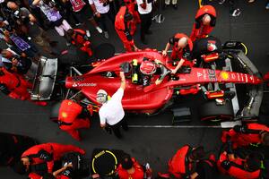 El enredo de Ferrari: malas estrategias, falta de fiabilidad y fallos de pilotos