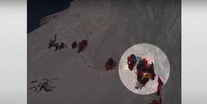 Los escaladores pasan por encima deMohammad Hassan, el sherpa caído (Captura de TV)