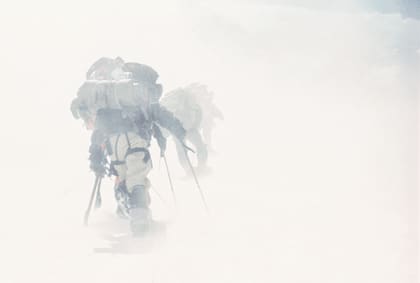 Los escaladores se aproximan a la cumbre en medio de una neblina blanca