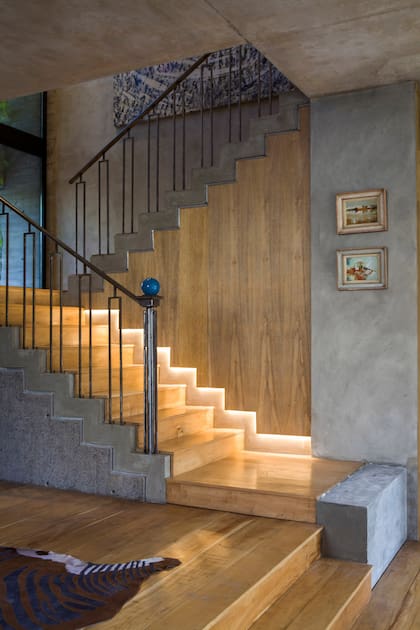 Los escalones reciben luz LED indirecta, escondida en el revestimiento de madera.