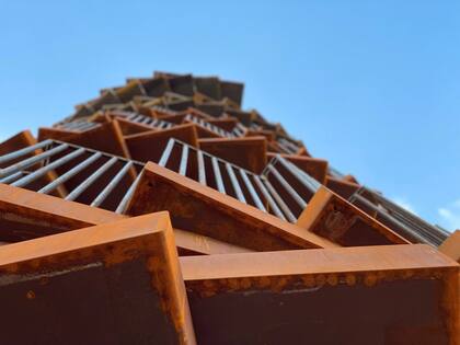 Los escalones se construyeron con 300 toneladas de acero Corten