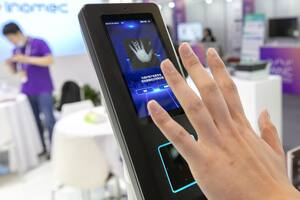 Los escáneres reconocen a una persona por el distintivo entramado de venas dentro de su mano.