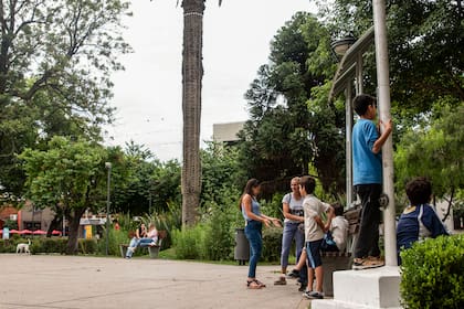 Los escobarenses convierten a diario a la Plaza San Martín en el núcleo de la vida cotidiana