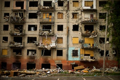 Los escombros cuelgan de un edificio residencial gravemente dañado por un bombardeo ruso antes de la guerra en Kramatorsk, en el este de Ucrania, el sábado 21 de mayo de 2022