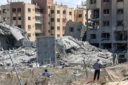 Los escombros de un complejo residencial destruido en Nuseirat, en la Franja de Gaza, el lunes 25 de marzo   