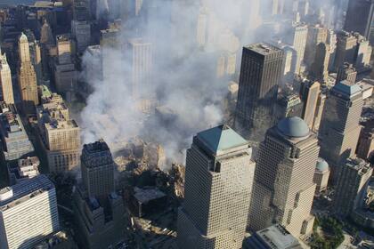 Los escombros del ataque al World Trade Center continúan ardiendo el sábado 15 de septiembre de 2001 en Nueva York