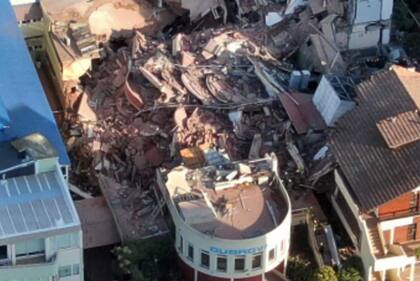 Los escombros del hotel en Villa Gesell que se derrumbó esta mañana.