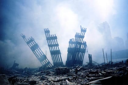 Los escombros del World Trade Center arden tras el ataque terrorista del 11 de septiembre de 2001 en Nueva York