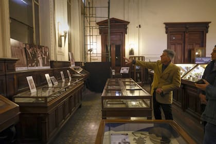 Los escritorios de la sucursal La Boca del Nuevo Banco Italiano se transformaron en vitrinas del Museo Histórico de la Boca