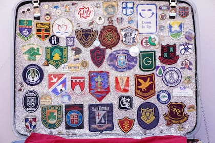 Los escudos de los colegios de Zona Norte que Puchito colecciona en su valija