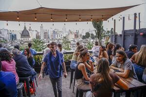 Los espacios al aire libre, como la terraza del bar Buller, cobran una especial importancia para quienes se quedan en verano en la ciudad