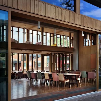 Los espacios comunales son una de las características destacadas del edificio