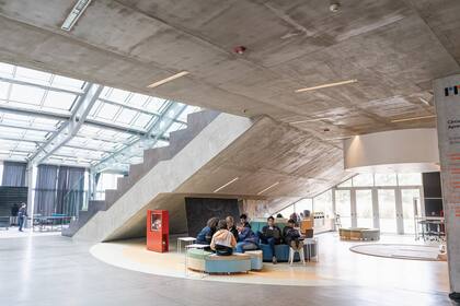 Los espacios comunes, con mesas, sillones y puffs de colaboración, son también de concentración o descanso, según la necesidad