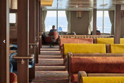 Los espacios comunes del crucero Hondius, detenido en Cabo Verde, están vacíos tras los casos de hantavirus