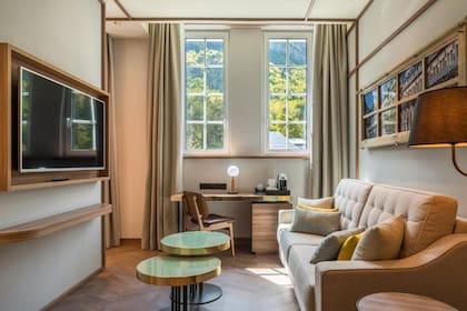 Los espacios comunes del hotel fueron concebidos para integrar el paisaje de montaña