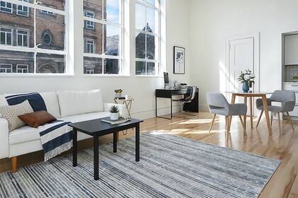 Los espacios gozan de una gran luz natural por los ventanales originales