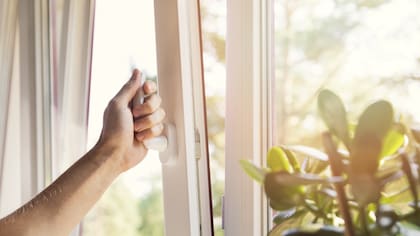 Los espacios interiores se deben ventilar con aire exterior de forma continua y suficiente, mediante ventilación natural o mecánica.