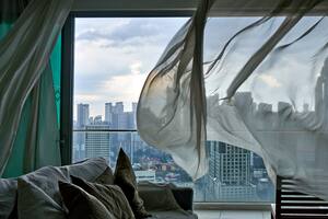 Cómo refrescar un ambiente: desde poner hielos delante del ventilador hasta humedecer las cortinas