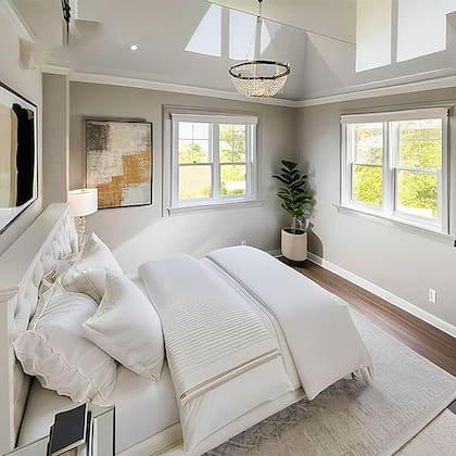 Los espacios interiores son luminosos gracias a las múltiples ventanas de la casa (Amazon)