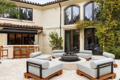 Los espacios libres de la mansión también son bastante amplios