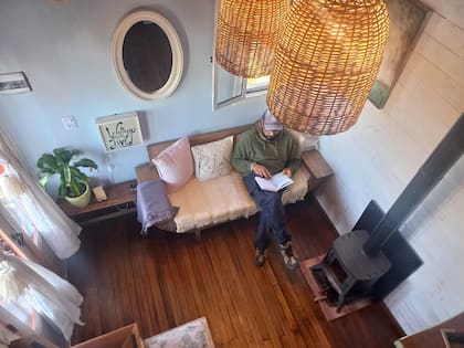 Los espacios reducidos del interior se complementan necesariamente con los del exterior; el jardín y el entorno son protagonistas de la casa