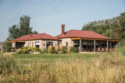 Los espacios semicubiertos dan la posibilidad de disfrutar siempre del paisaje existente. Desde la galería principal se aprecian las vistas al maravilloso río Chimehuin. Desde la zona de césped y canteros el jardín se va desdibujando y se funde con la vegetación natural en una perfecta armonía.